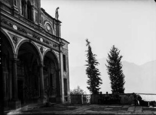 Portal : Jungen vor dem Eingang der Wallfahrtsstätte Madonna del Sasso