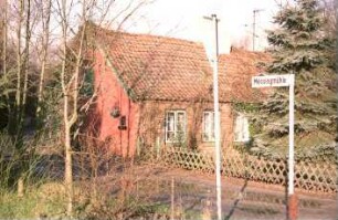 Kalkgraben (36): traufständige Kate: Teilansicht: Straßenfront, Giebelseite, Vorgarten, Jägerzaun: nach hinten links Straße Messingmühle, Straßenschild