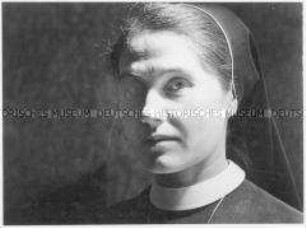 Porträt einer Nonne (Altersgruppe 18-21)