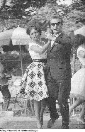 Dresden, Großer Garten?. Tanzvergnügen auf Bühne im Biergarten, 1964
