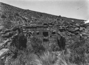 Inka-Ruinen von Condor Huasi : Eine Person vor einer Ruine der Inka-Festung Condor Huasi (Haus des Kondors), vermutlich die heutige Fundstätte El Fuerte.