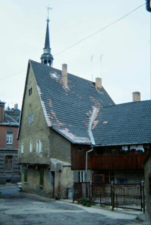 Altes Haus mit außergewöhnlich steilem Dach an der alten Straße nach Jena