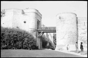 Caen: Burgturm mit Zugbrücke