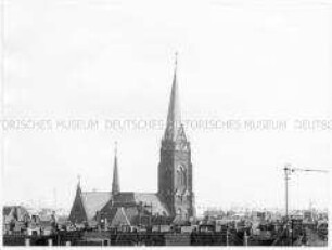 Blick auf eine Kirche (Altersgruppe bis 14)