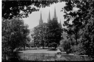Wiesbaden: Parkblick auf Türme der Marktkirche