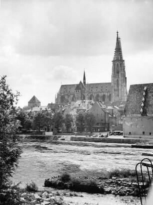 Regensburg. Stadtteilansicht. Blick vom linken Donauufer zum Dom