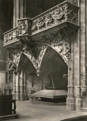 Prag (Praha). Hradschin. St.-Veits-Dom. Innenansicht. Wladislaw-Oratorium (Gebetsempore für den König und sein Gefolge; (um 1500; B. Ried)) mit Monogramm Wladislaw II. Links Figur eines Bergmannes