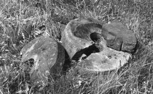 Radibor-Camina. Mühlsteine im Garten, Haus-Nr. 11b
