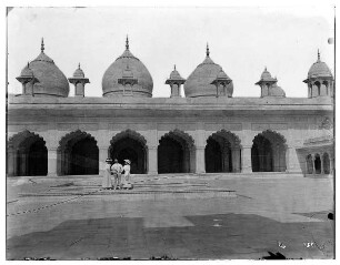 Agra, Indien. Touristen vor der Perlmoschee (1646-1653)