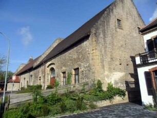Stadtbild-Kelter (einst wehrhaft) - Ansicht von Südosten mit Keltergebäuden über Traufseite und Hof