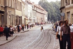Bad Doberan. Ortsdurchfahrt mit Gleisen der Bäderbahn Molli (dampfbetriebene Schmalspurbahn)