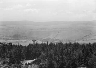 Erzgebirge. Blick vom Turm auf dem Fichtelberg auf Unterwiesenthal und die Fichtelberg-Schwebebahn