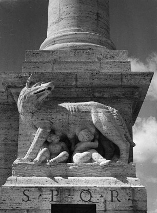 Die kapitolinische Wölfin, die Knaben Romulus und Remus säugend : Rom. Brücke zum Foro Italico (1922/1940). Die kapitolinische Wölfin, die Knaben Romulus und Remus säugend, am Sockel einer Laterne
