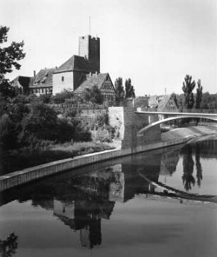 Lauffen am Neckar. Burg (1001/1100, Zerstörung 1648, Wiederherstellung ab 1648, Erweiterung 1933). Ansicht über den Neckar