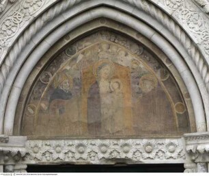 Hauptportal, Madonna, flankiert von zwei Heiligen