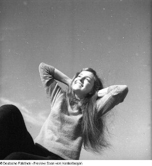 Ostsee; Gisela mit Reifen, beim Sprung
