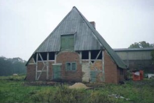 Schuhwiesenweg 2: Bauernhaus: Giebelseite Wirtschaftstrakt mit Fachwerk: Gefache teilweise offen