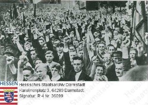 Hessen (Volksstaat), 1933 / Demonstration der SPD gegen die Nationalsozialisten / Sozialdemokraten bei Kundgebung mit gereckter Faust, Gruppenaufnahme
