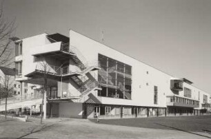Dresden-Altstadt. St. Benno-Gymnasium (1994-1996, G. Behnisch), Pillnitzer Straße 39. Außenansicht von Südosten