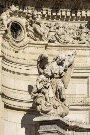 Westfassade — Darstellungen von Engeln und Kindern — Engel, der einen Fischersjungen führt