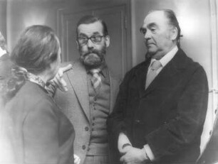 Lea Grundig; Karl Erich Müller : Karl Erich Müller (1917-1998; Maler, Grafiker) im Gespräch mit Lea Grundig (1906-1977; Malerin, Grafikerin) und einem Unbekannten