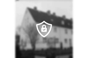 Drosselweg: Wohnblock der Gemeinnützigen Wohnstättengenossenschaft eG Bad Oldesloe: davor Grünanlage mit Büschen und Jägerzaun