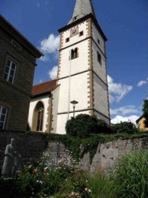 Ansicht von Südosten mit Kirche über Kirchhofmauer