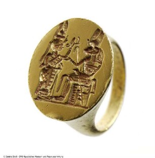 Siegelring mit der Königin vor dem thronenden Gott Amun