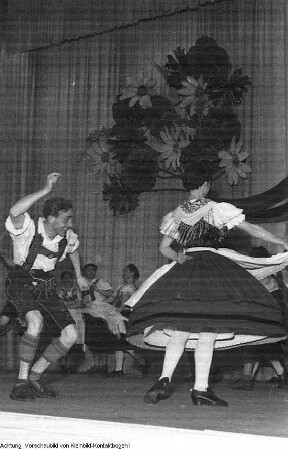 Dresden, Staatliches Volkskunstensemble der DDR. Darbietungen von Tänzern, Chor und Kapelle, April 1956