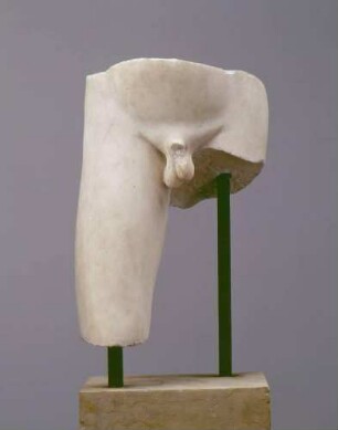 Unterkörper einer männlichen Statue