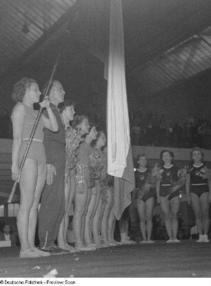 Riege der polnischen Turnerinnen beim Länderkampf DDR-Polen in der Messehalle 10