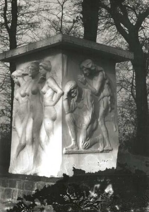 Leipzig, Sockel des Richard-Wagner-Denkmal : Leipzig. Klingerhain am Elsterstaubecken. Klinger, Max. Sockel eines unvollendeten Denkmals (für Richard Wagner). Mamor