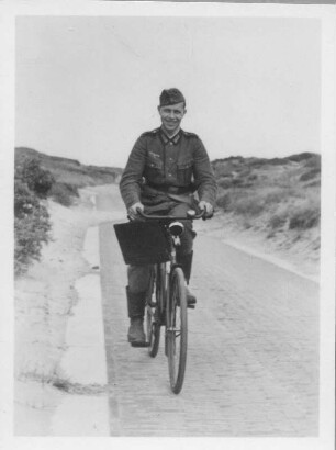 Franz Grasser auf einem Fahrrad : Zweiter Weltkrieg. Franz am Westwall (Franz Grasser auf einem Fahrrad)
