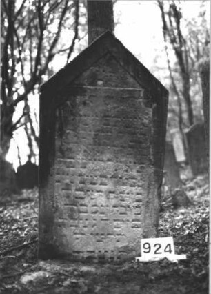 Grabstein 924 (Index: 99899417) Material: Sandstein Zustand: fast völlig verwittert Maße HxBxT: 116x60x10 cm Beschreibung: Stele mit Dreiecksabschluss: Grabstein 924