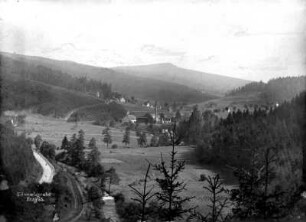 Ortsansicht von Steinbacher Seite : Heyn-Hof (Bildmitte), re. davon Kuhlebrock-Fabrik; Hintergrund Haßberg (Böhm.)