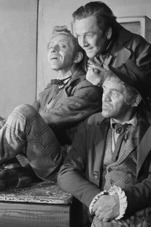 Szenenbilder aus der Posse "Lumpacivagabundus" von Johann Nestroy im Theater am Schiffbauerdamm Berlin
