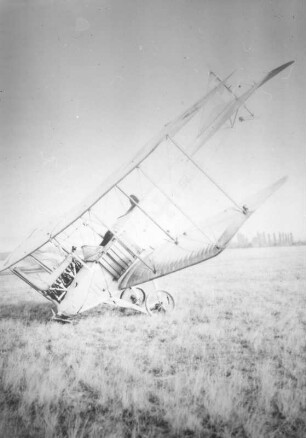 Zweisitziger Doppeldecker LVG C. 976 (um 1914, F. Schneider) nach mißglückter Landung. Berlin-Johannisthal (?), Flughafen