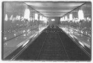 Blick auf eine Rolltreppe (Altersgruppe 18-21)