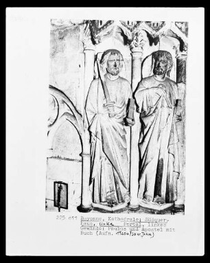 Gewändefiguren des linken Portals: Der heilige Paulus und ein weiterer Apostel
