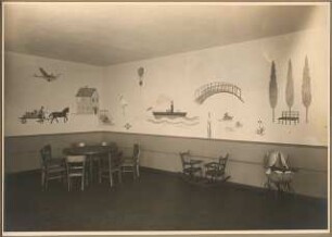 Gemeindehaus der St.Laurentius-Kirchengemeinde, Am Generalshof, Berlin-Köpenick. Kindergarten: Innenaufnahme Raum mit Tisch und Stühlen, Stuhlwippe