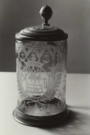 Bierkrug einer Tischlerinnung mit Zinndeckel und Zinneinfassung am Boden