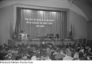 Podium und Plenum der Elternbeiratswahl der 42. Grundschule im Filmpalast