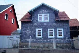 kleines Haus mit Vorgarten