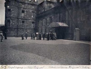 Edinburgh (Schottland). Touristen vor dem Haupteingang von Holyrood Palace