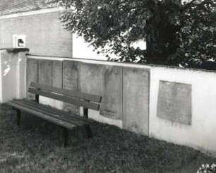 Uhyst. Friedhof. Mauer mit Grabplatten