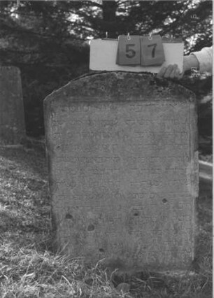 Grabstein 57 (Index: 100008842) Zustand: leicht verwittert Maße HxBxT: 92x60x10 cm Besonderheit: Doppelgrab (für Eheleute?): Grabstein 57