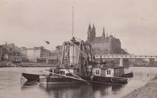 Meißen, Taucherschiff auf der Elbe mit Blick zum Burgberg