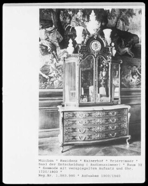Kommode mit verspiegeltem Aufsatz und Uhr