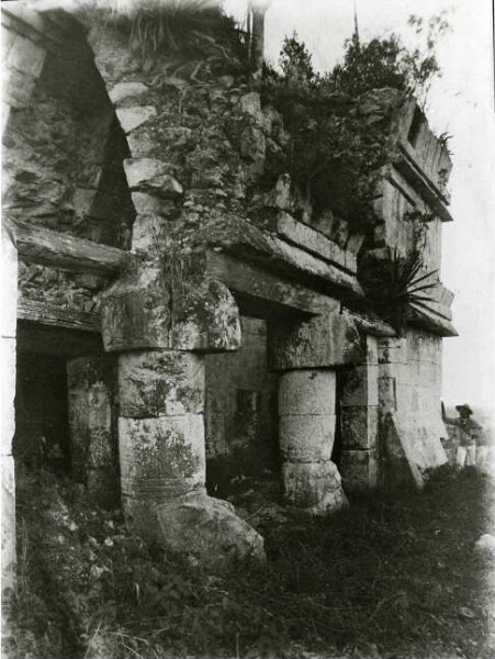 "El Castillo. Nordfassade. El Templo Mayor. Der Haupttempel. Die Nordfassade des eigentlichen Tempels, hoch oben auf der Plattform der Pyramide."