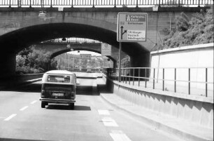 Freiburg: Verkehr Richtung Zubringer Mitte unter der Eisenbahnbrücke